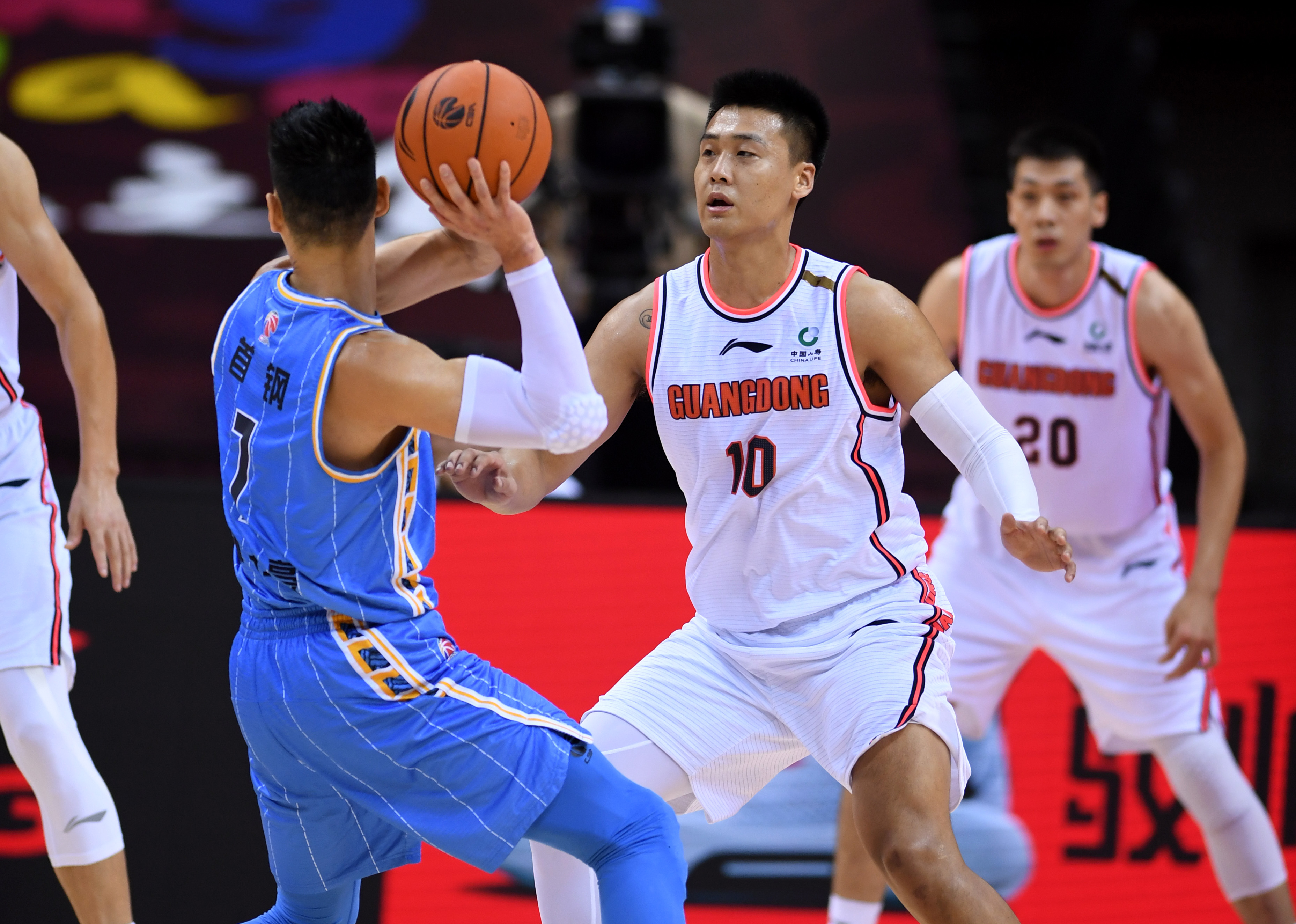 爱游戏体育 -关键时刻浙江队备战葡超，远射贴柱细节曝光，底气十足，临场指挥获称赞 